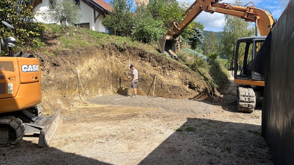 Terrassement avec pelle et contrôle laser pour mise à niveau du terrain.