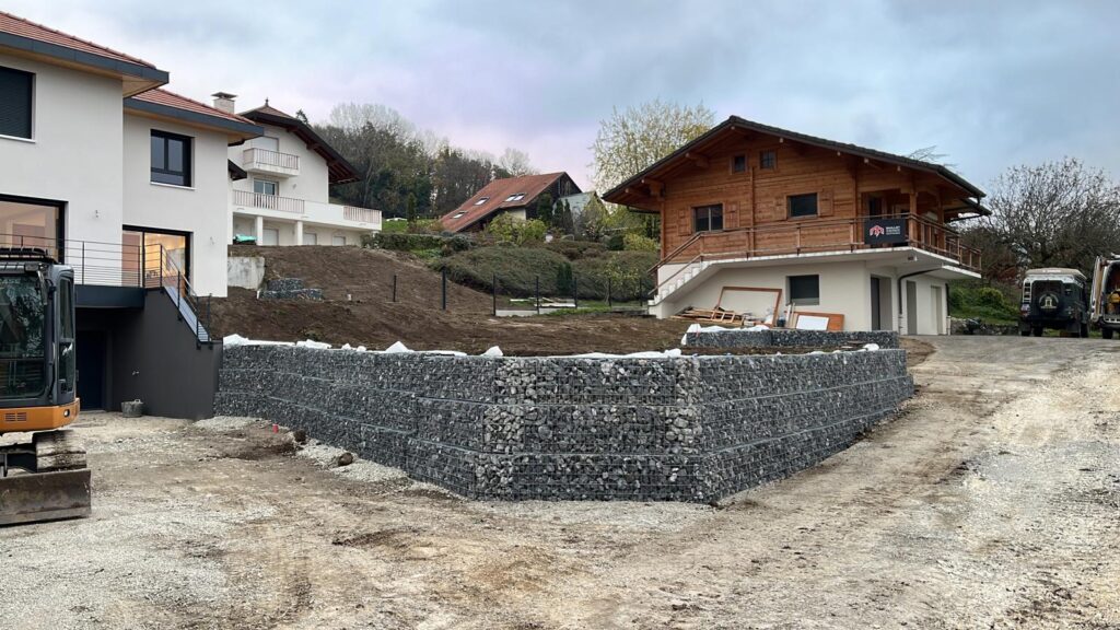 Mur de gabions pour soutènement autour d’une maison neuve.