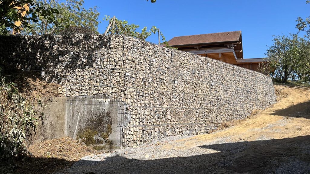 Mur de gabions sur plusieurs mètres pour soutenir un terrain.