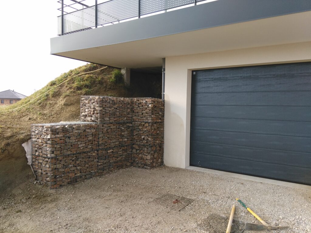 Gabions sur mesure posés pour soutenir une terrasse.