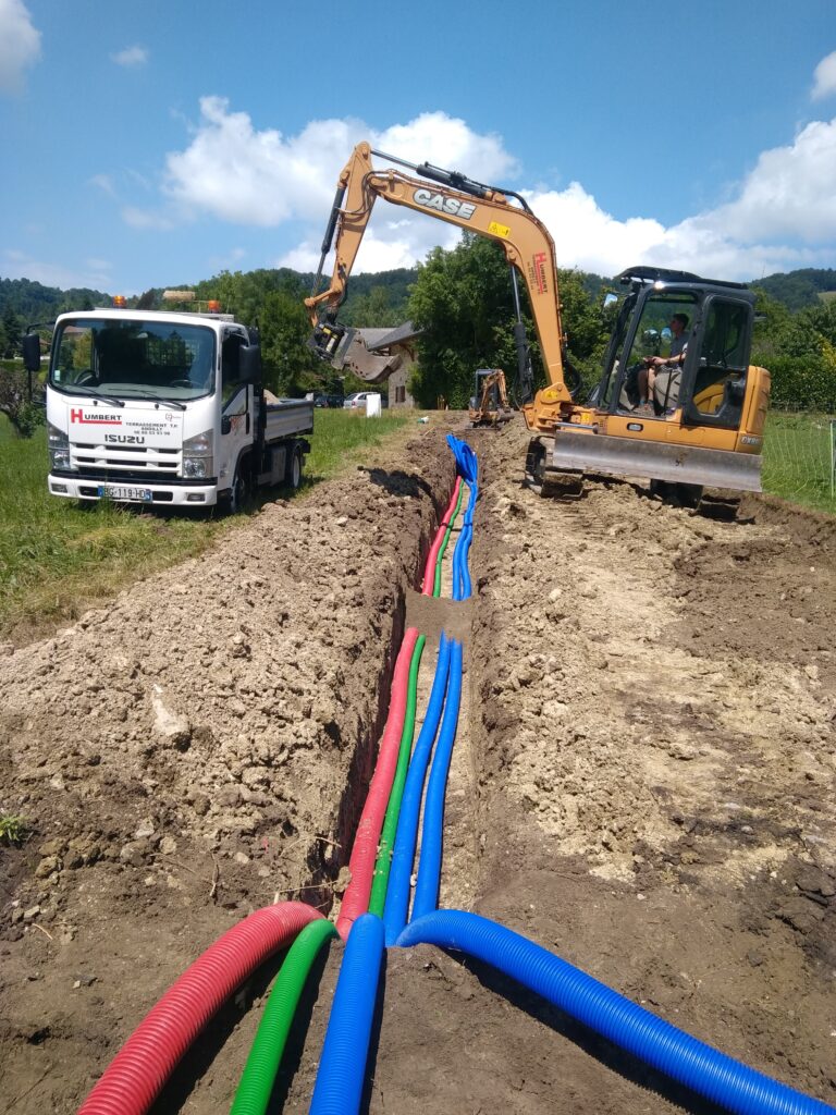 Pose de réseaux enterrés avec mini-pelle et fourreaux normalisés