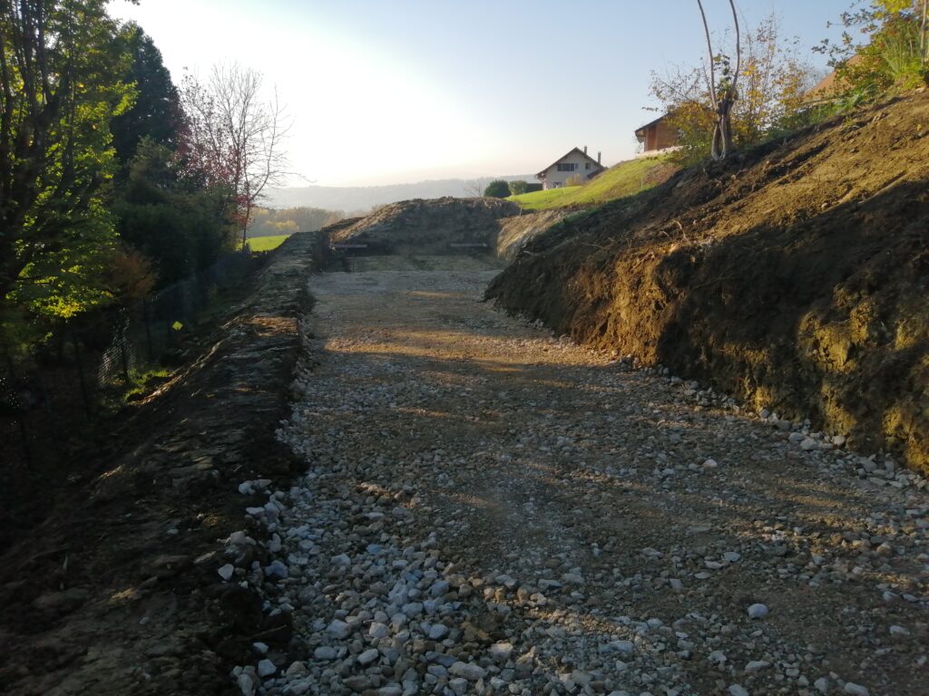 Création d’un chemin d’accès sur terrain pentu.