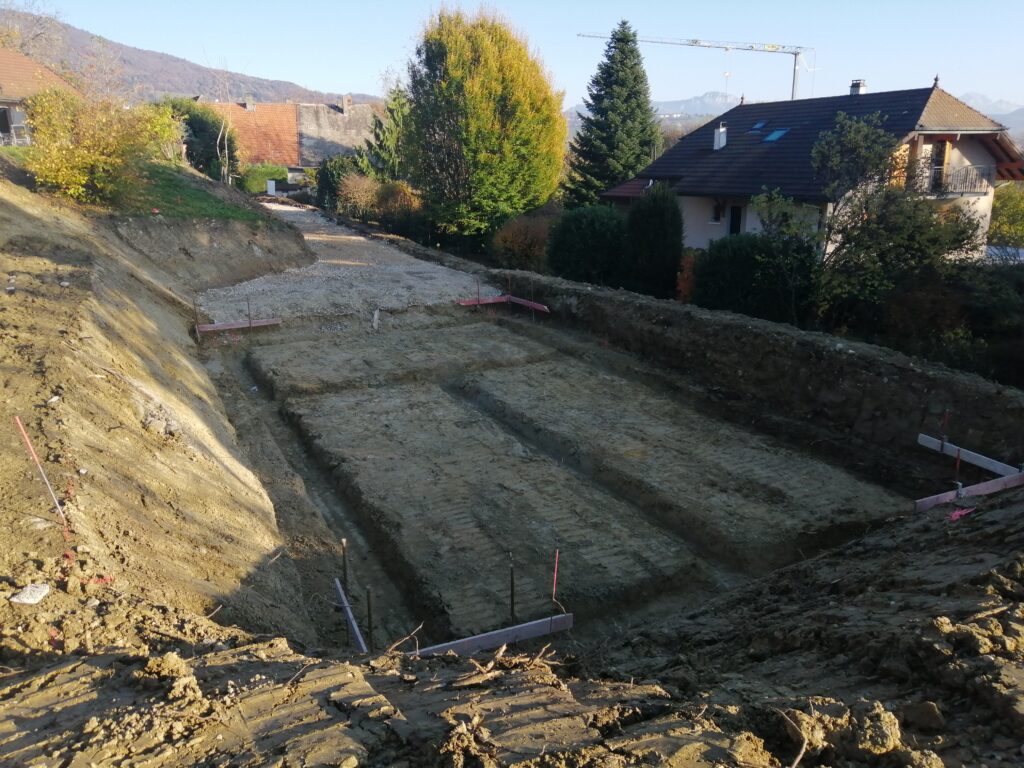 Terrassement et fondations d’une maison.