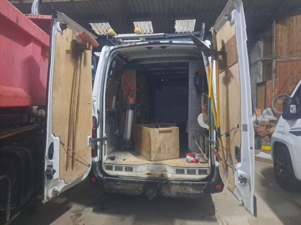 Fourgon de chantier rempli d’outils et d’équipement pour travaux publics.