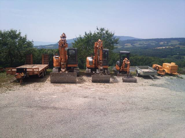 Parc matériel Humbert TP avec plusieurs pelles mécaniques.